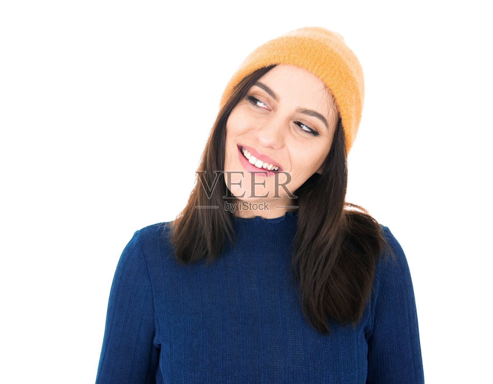 近距离微笑美丽的年轻女子看向一边。头和肩膀。微笑的表情脸女孩，孤立在白色的背景照片摄影图片