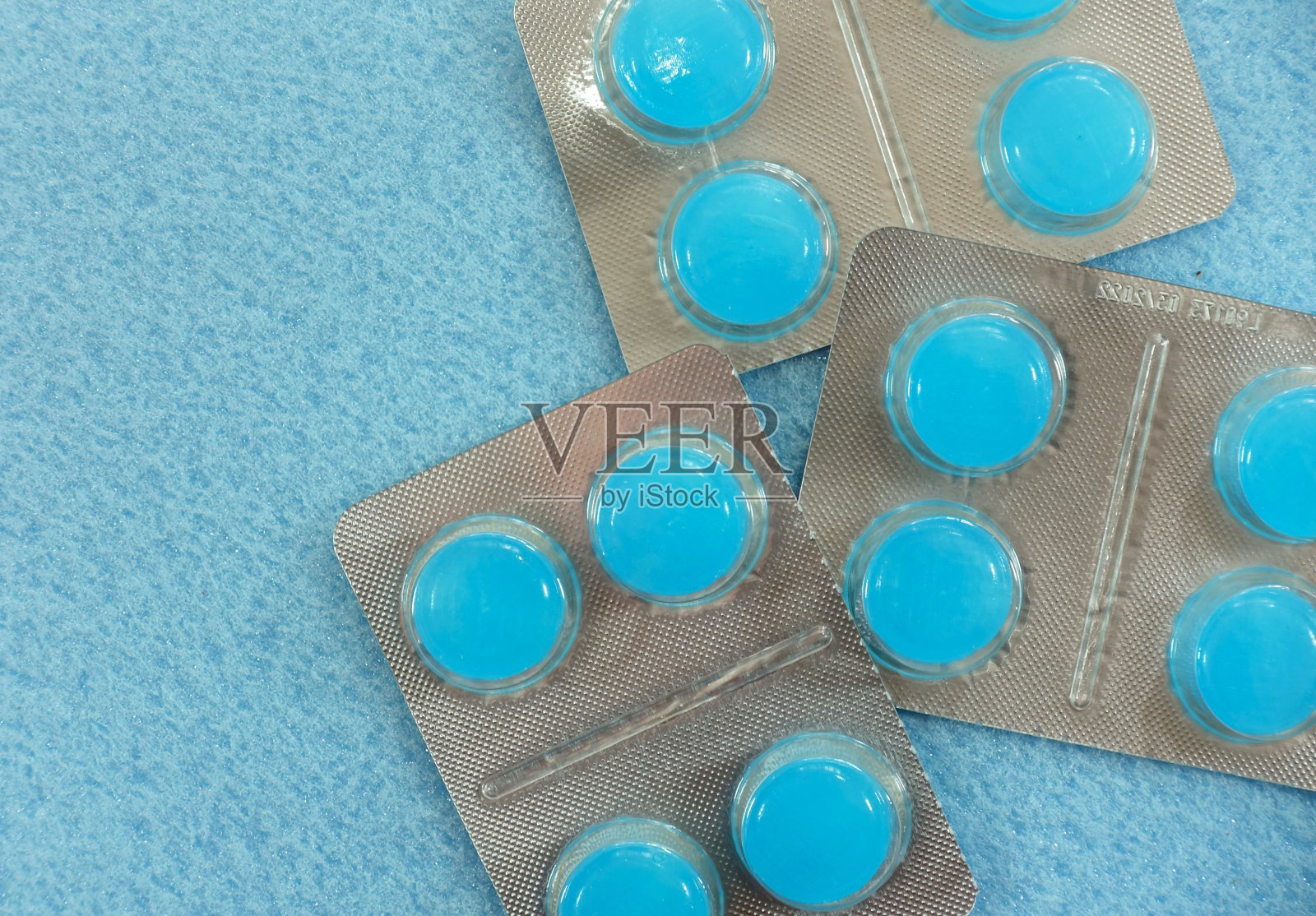 冒泡的蓝色药丸。照片摄影图片