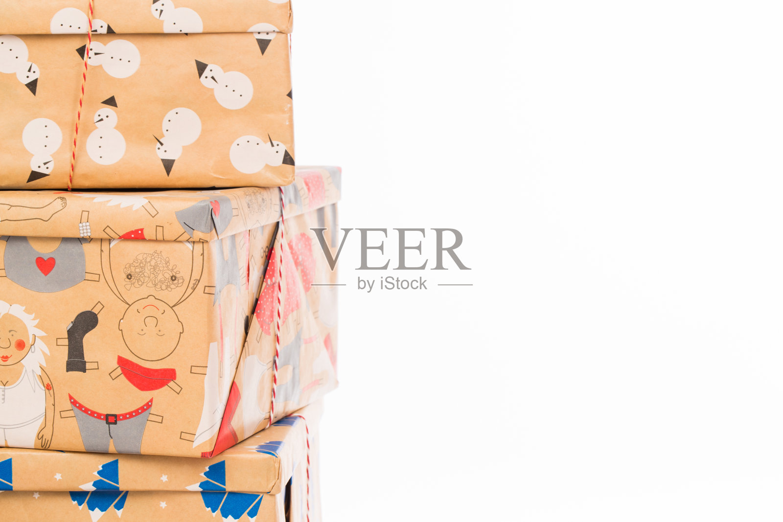 许多礼物包装在白色背景的盒子里照片摄影图片