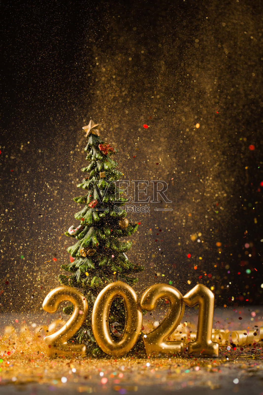 2021年新年贺卡，圣诞树，2021年金色数字和金色闪光尘埃照片摄影图片