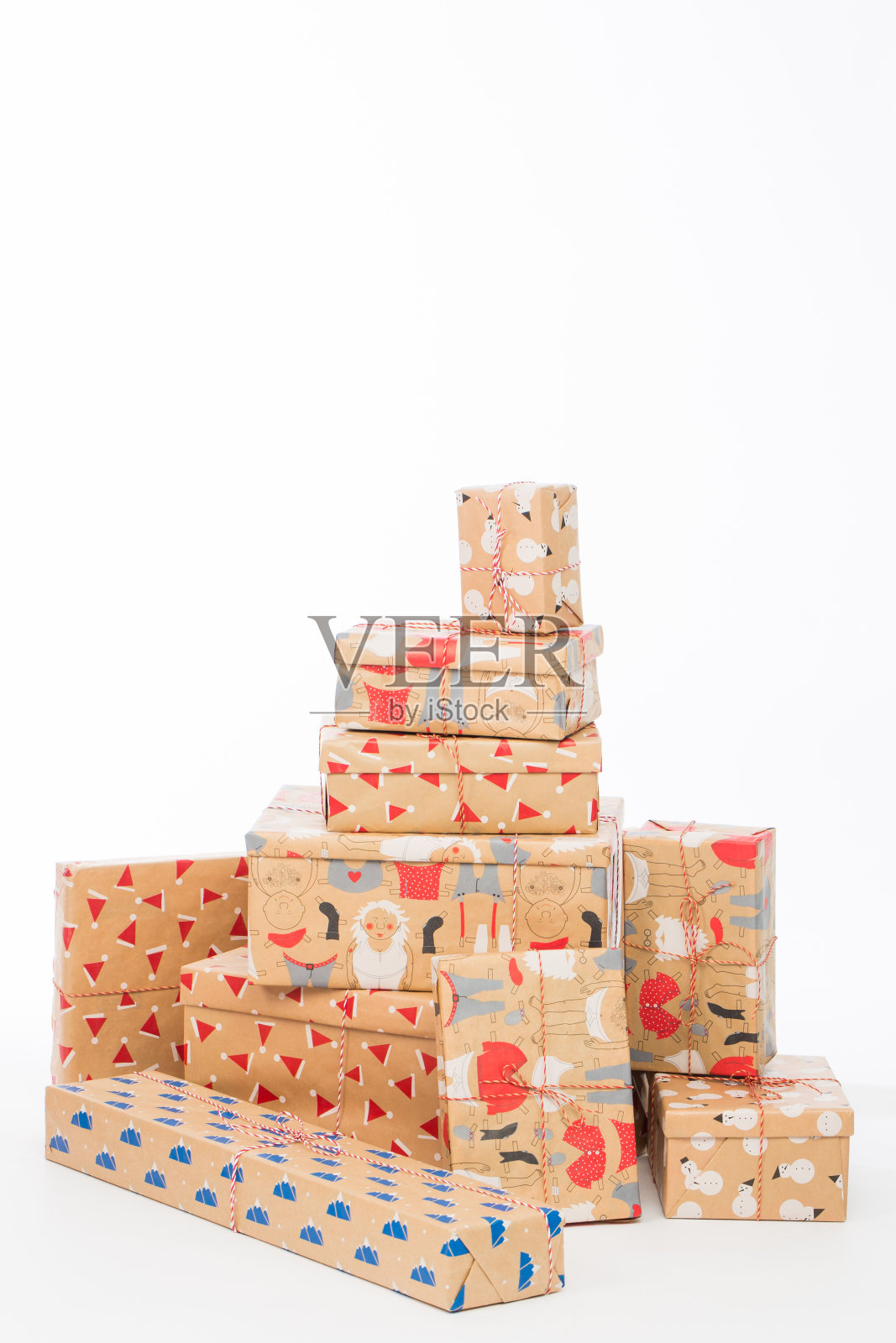 许多礼物包装在白色背景的盒子里照片摄影图片
