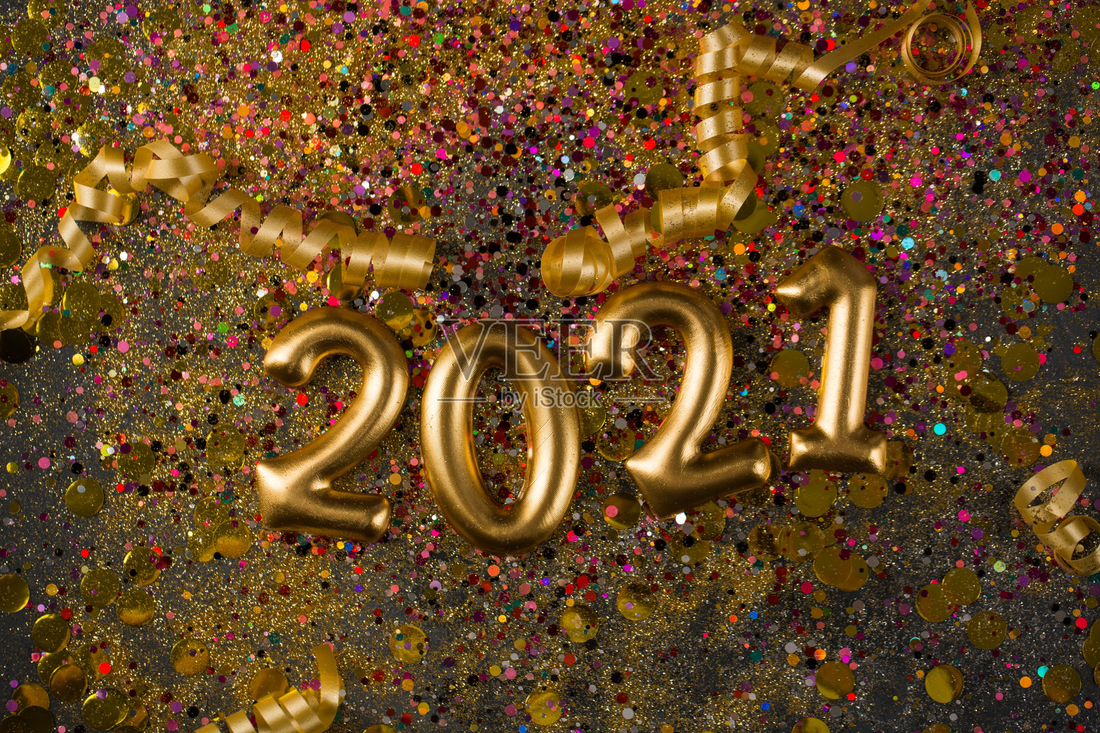 2021年新年贺卡，金色的数字在闪耀的背景照片摄影图片