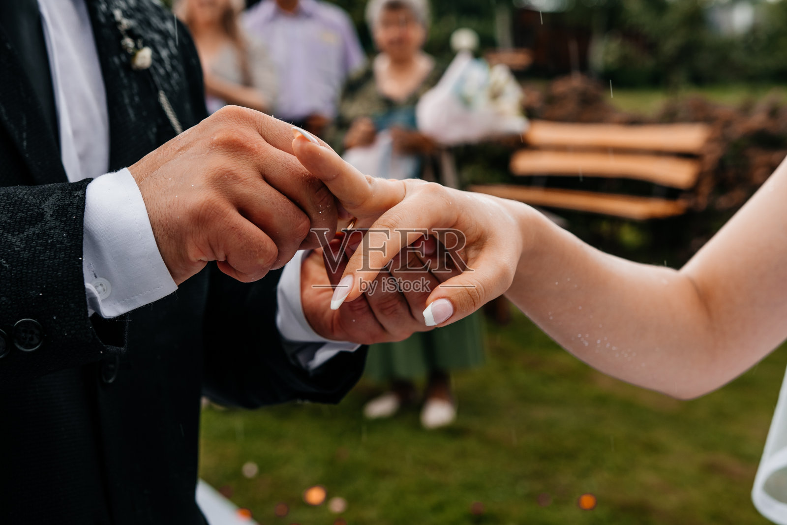 新婚夫妇交换戒指。结婚登记处中新娘手上的戒指照片摄影图片