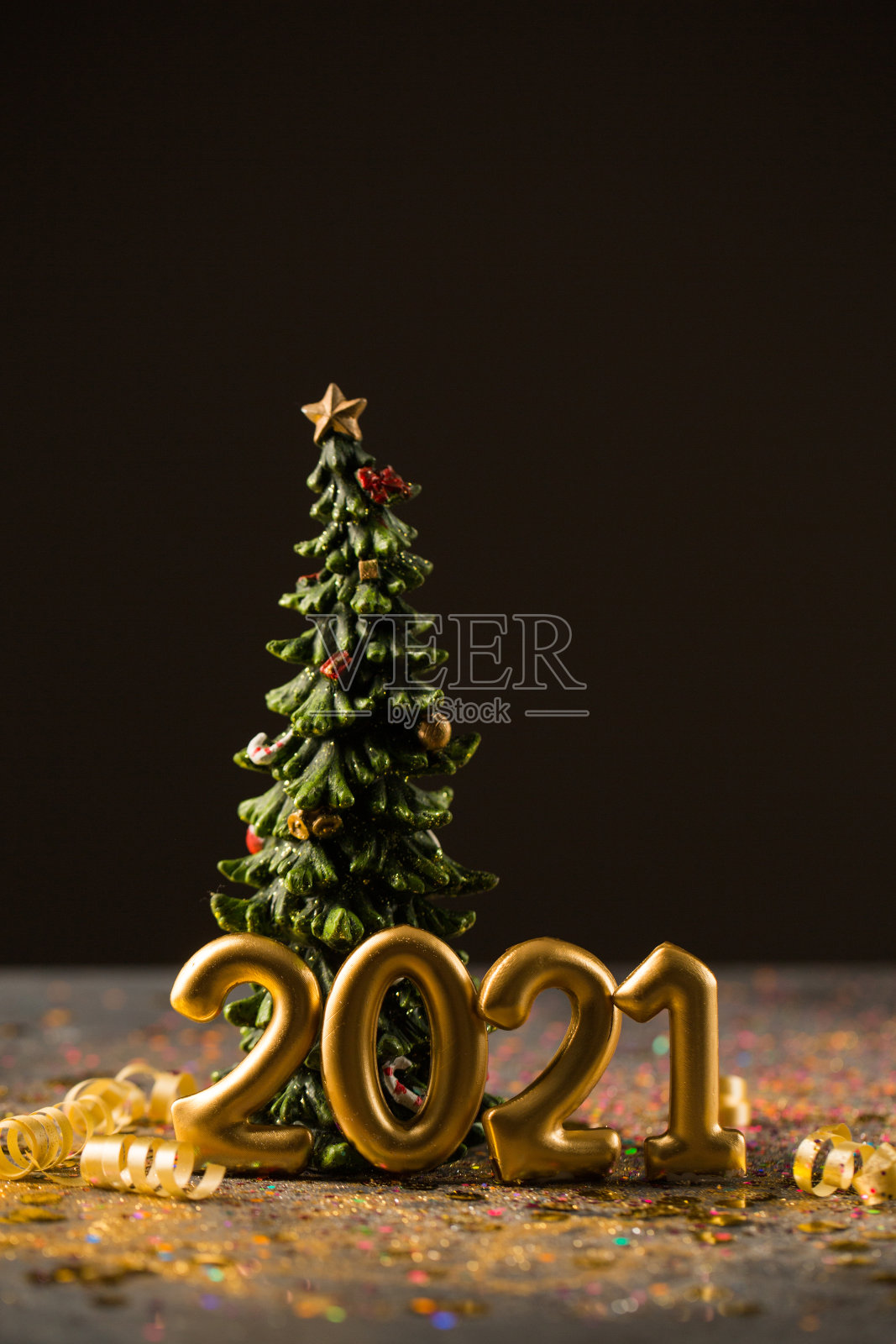 2021年新年贺卡，圣诞树，2021年金色数字和金色闪光尘埃照片摄影图片