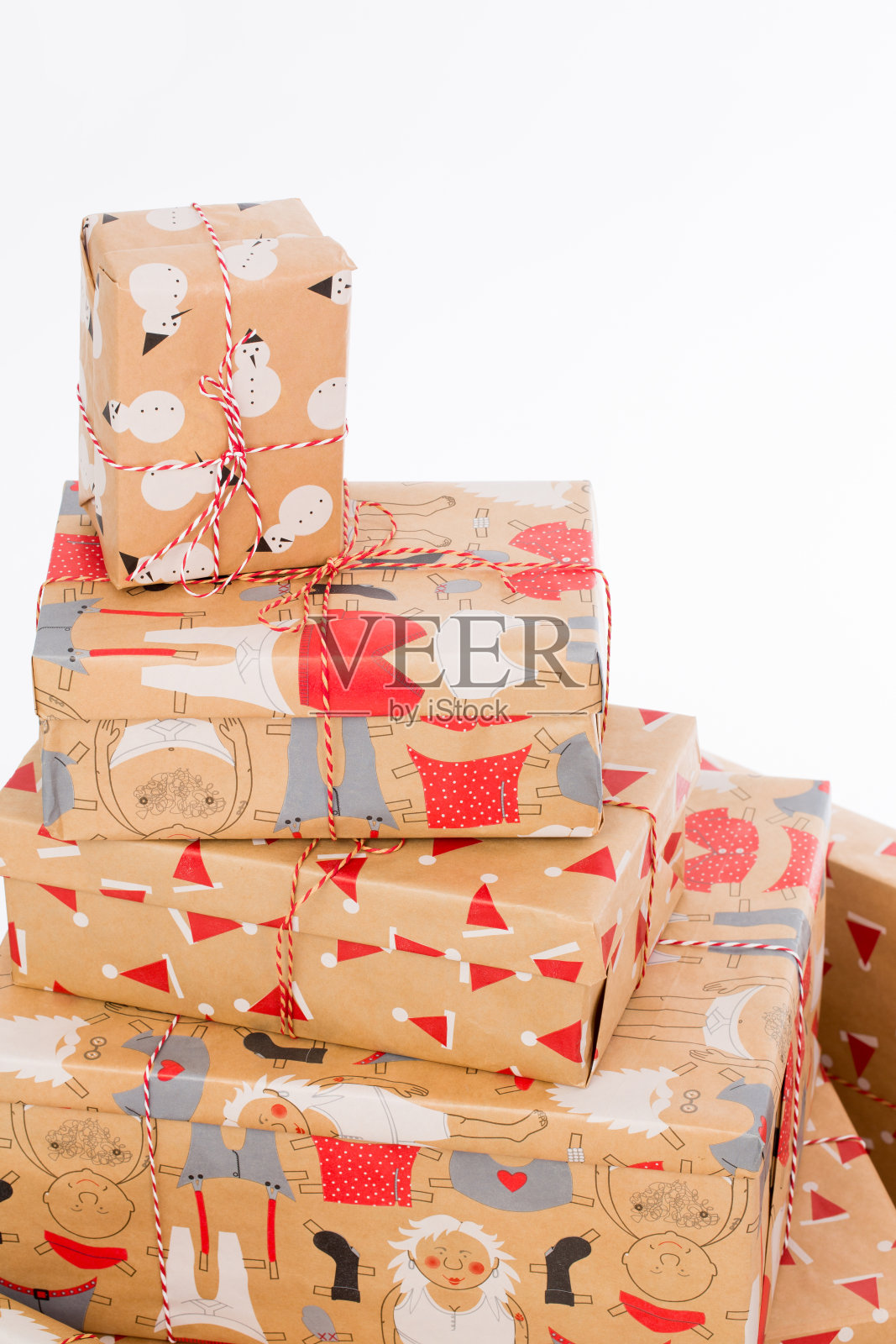 许多礼物包装在白色背景的盒子里照片摄影图片