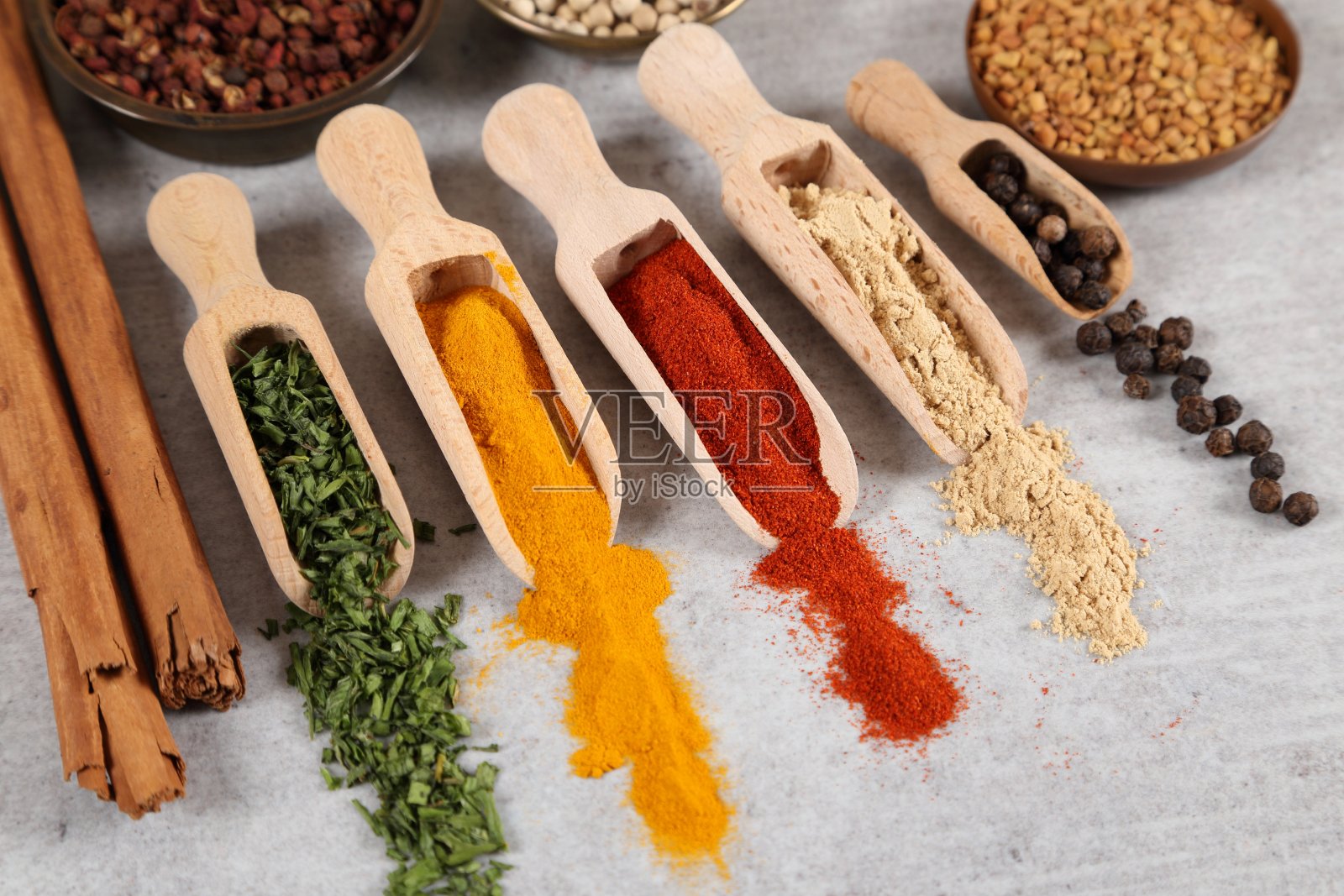 木勺里的香料。照片摄影图片