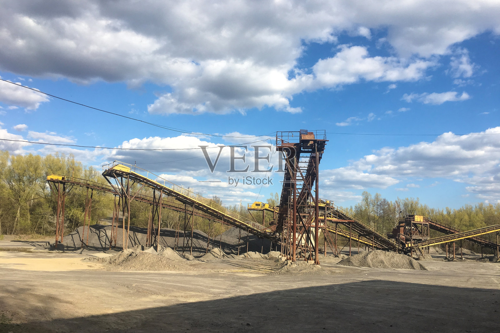 花岗岩采石场的传送带和砾石堆照片摄影图片