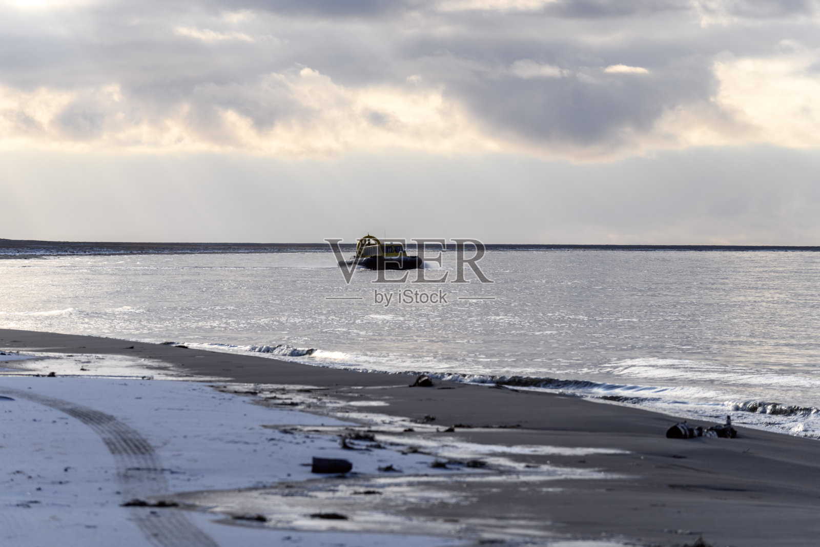 在水上飞行的气垫船。在海滩附近航行的气垫。黄色悬停船正在航行中。照片摄影图片