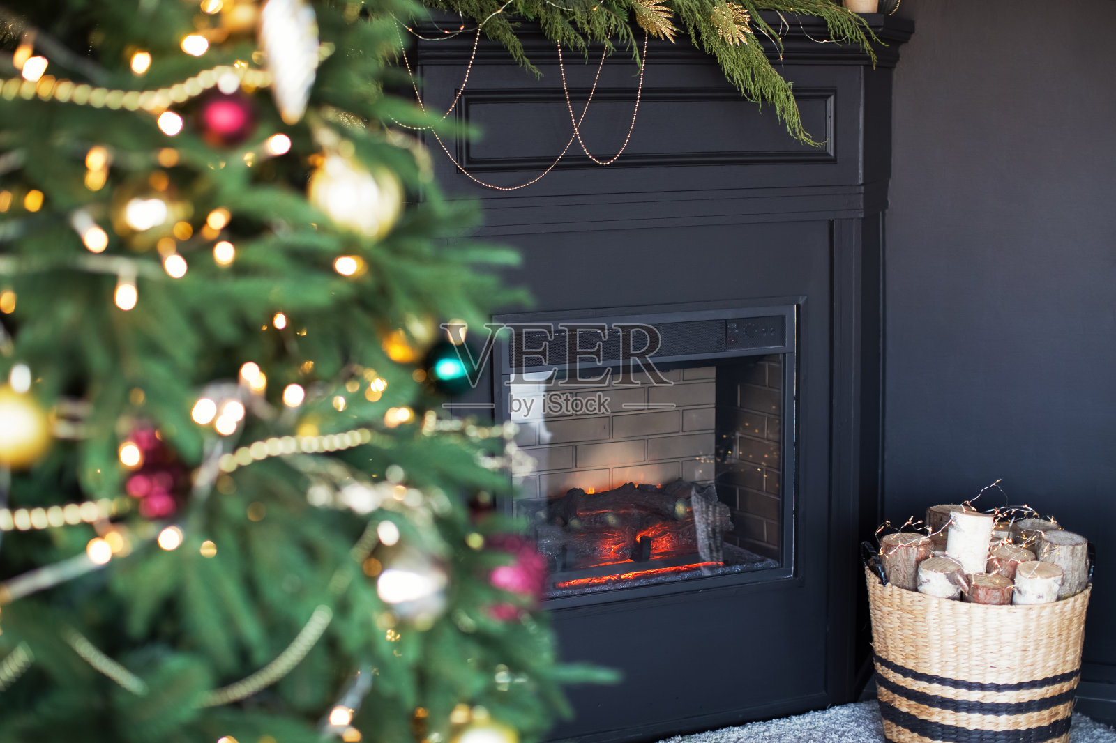 黑暗的圣诞壁炉和圣诞树照片摄影图片