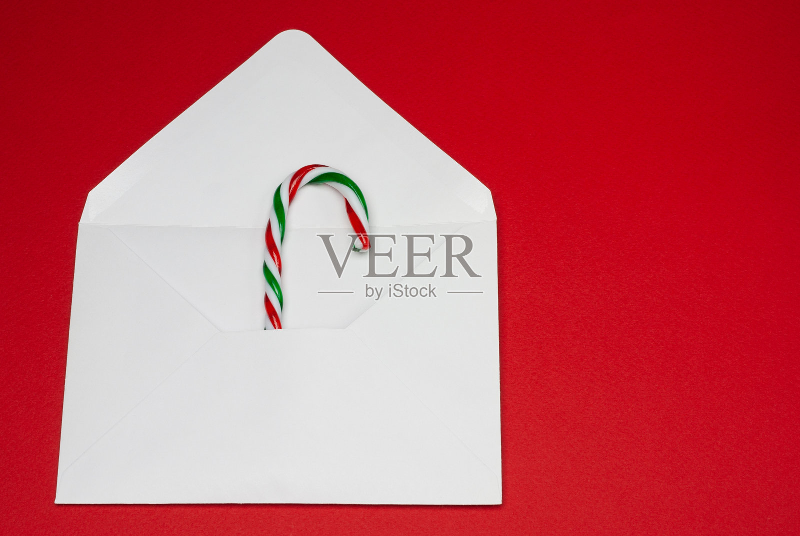 圣诞手杖装在信封里照片摄影图片