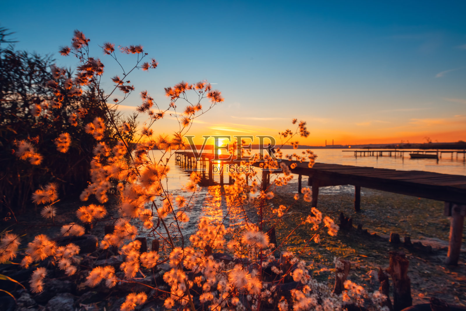 小码头和小船在湖边，日落时分拍摄照片摄影图片