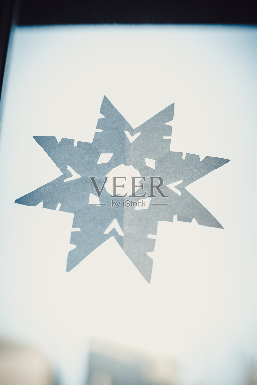 圣诞之星挂在窗户上照片摄影图片