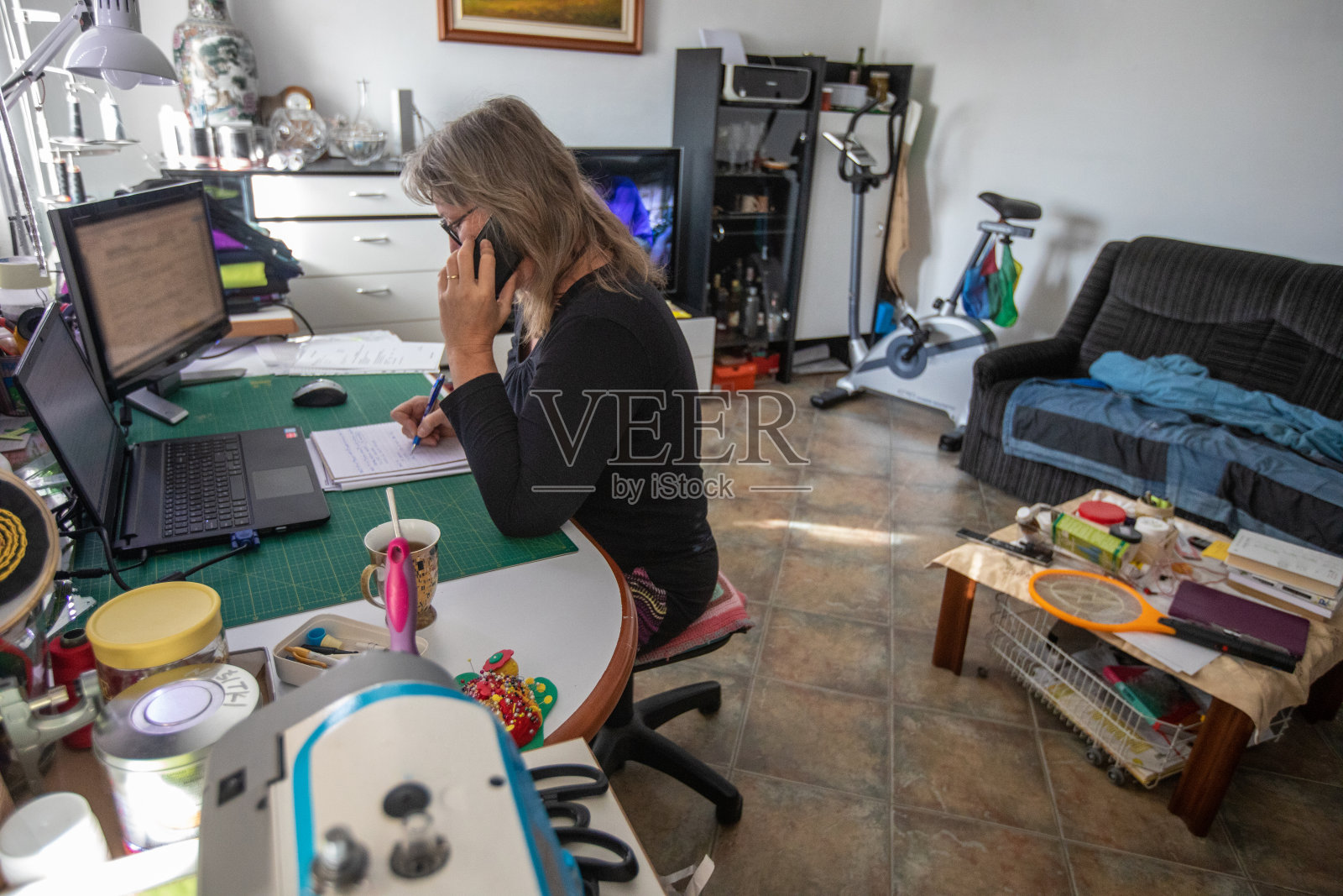 成年女性在客厅里临时工作照片摄影图片