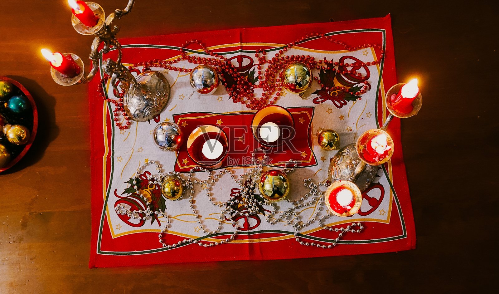 家里有圣诞节的装饰品。圣诞蜡烛。照片摄影图片