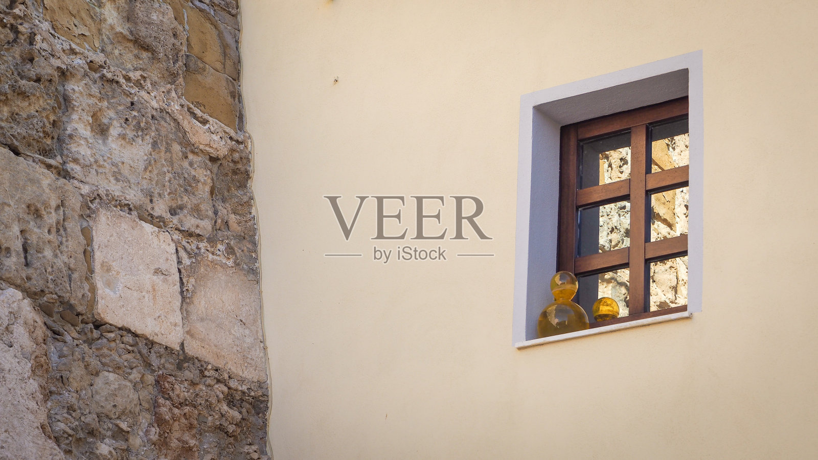 古窗正面墙上照片摄影图片