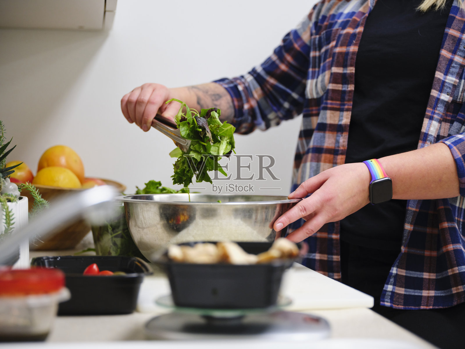 准备健康膳食的女性照片摄影图片