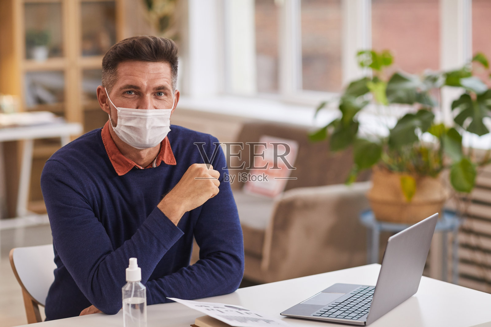 在工作场所戴面具的帅哥照片摄影图片