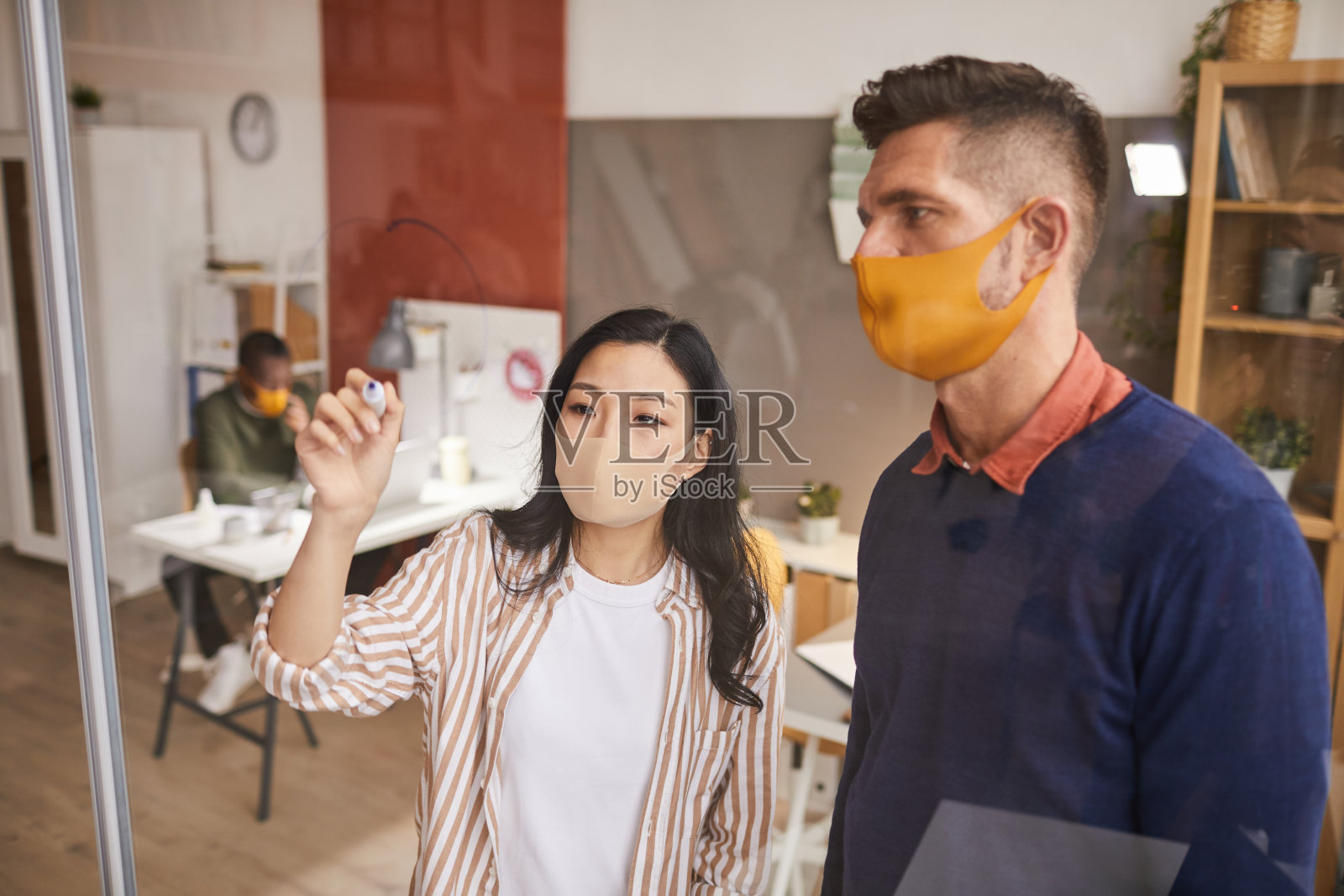 商务人士戴口罩和办公室规划项目照片摄影图片