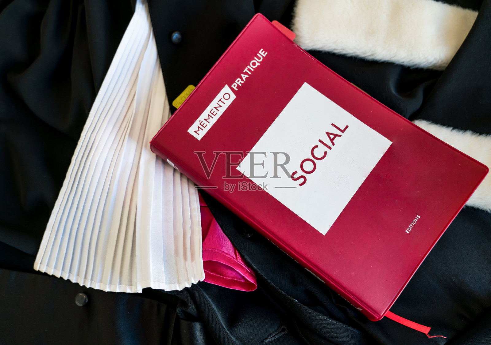 公正，法国法律红皮书孤立律师着装照片摄影图片