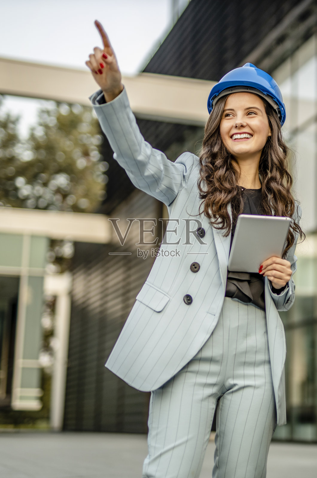 女建筑师检查她的项目照片摄影图片