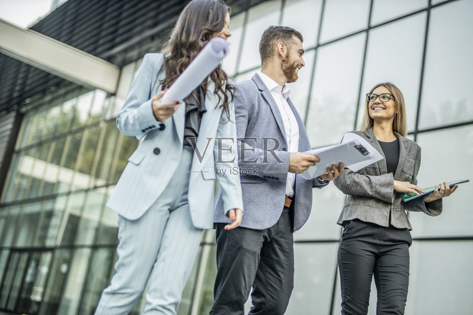 三个商人边走边谈工作照片摄影图片