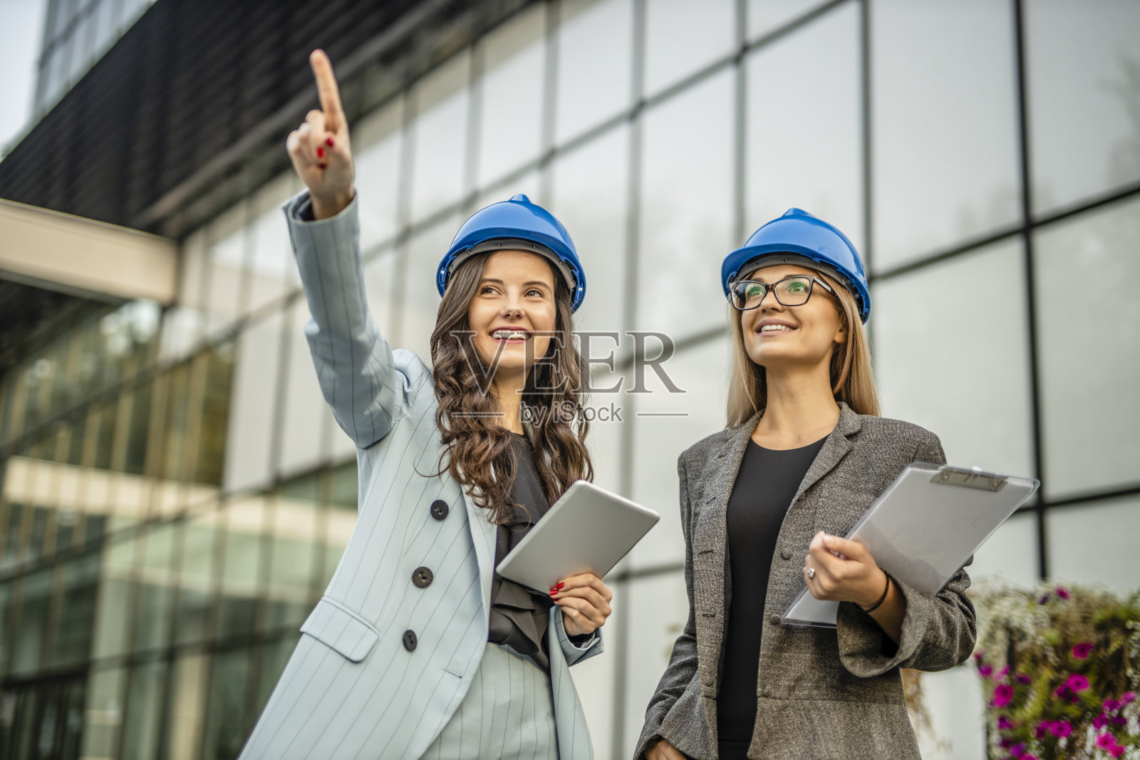 两个漂亮的女商人在户外开会照片摄影图片