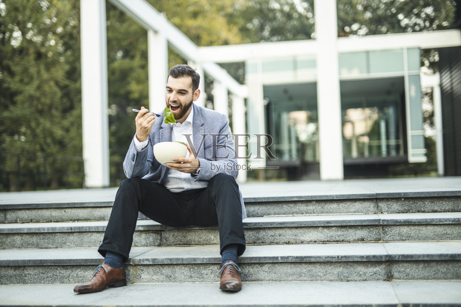 商人在户外休息和吃午餐照片摄影图片