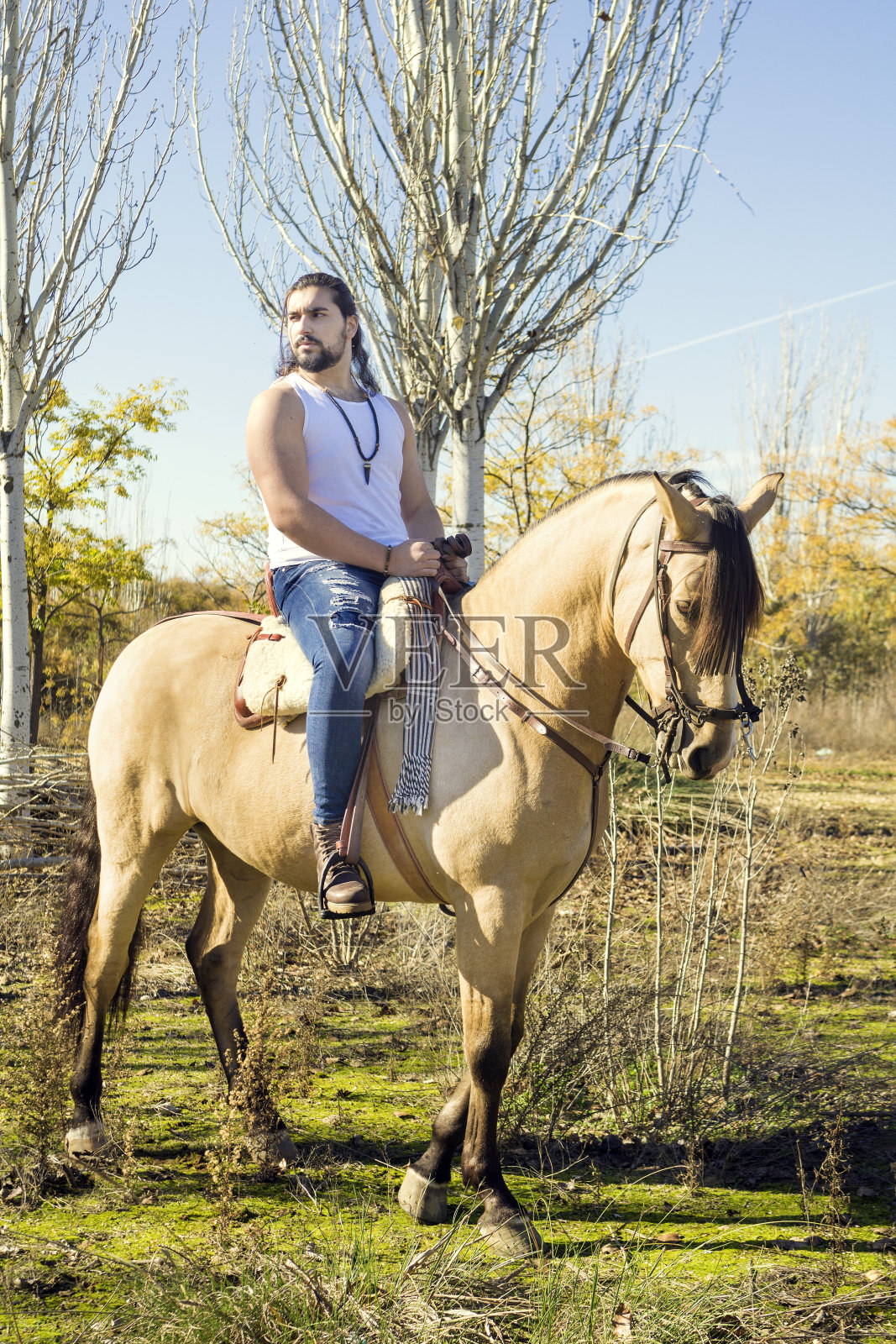 年轻人鞭打他的马照片摄影图片