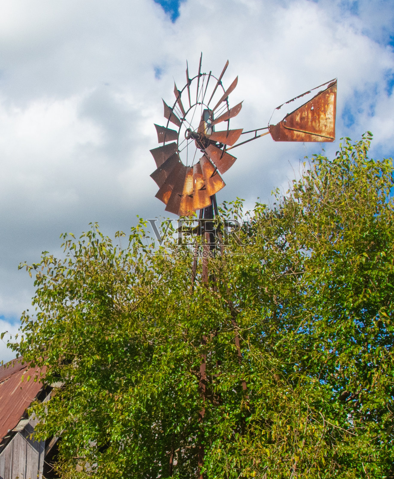 老生锈的风车和废弃的谷仓-印第安纳州迈阿密县照片摄影图片