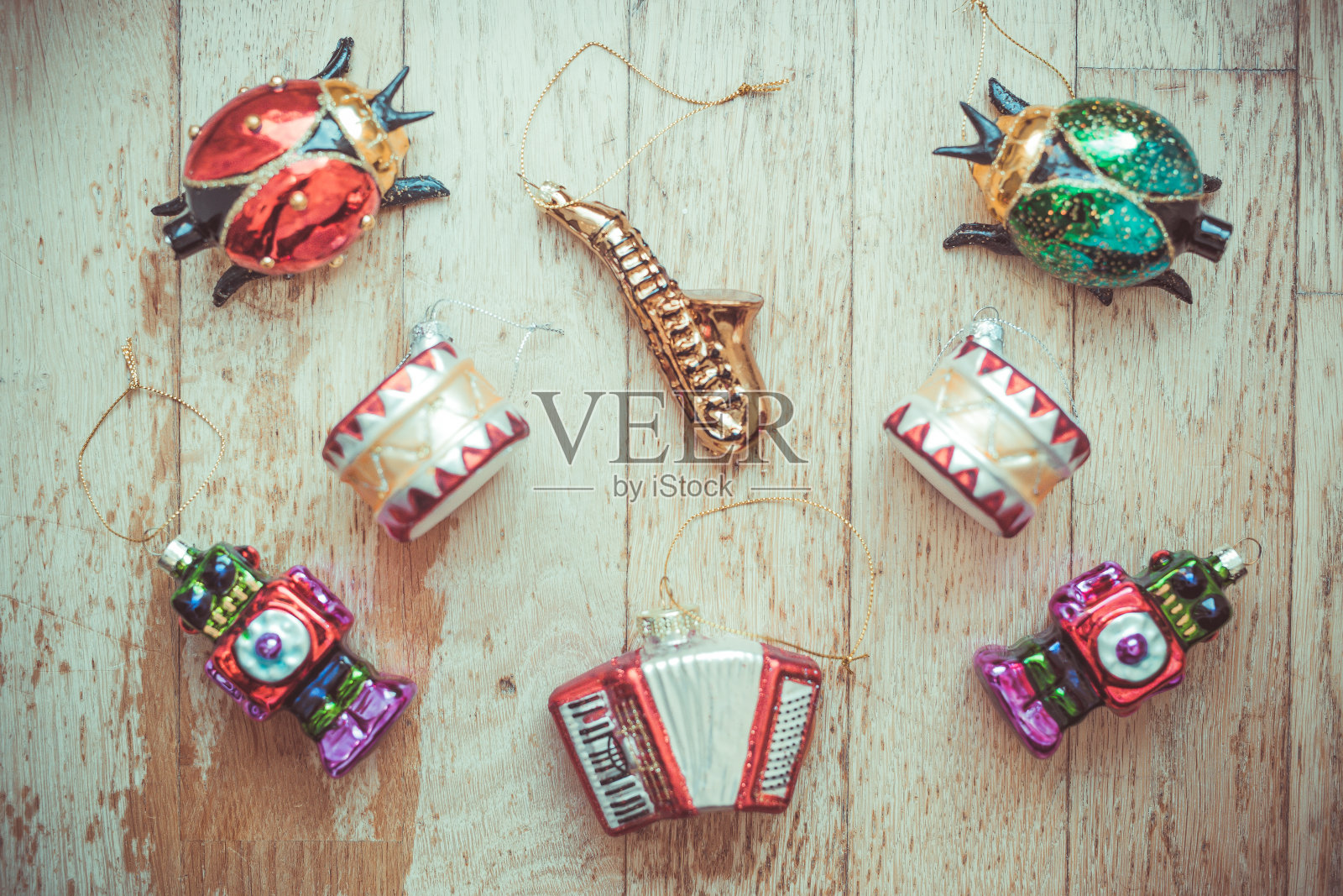 木地板上的圣诞泡泡照片摄影图片