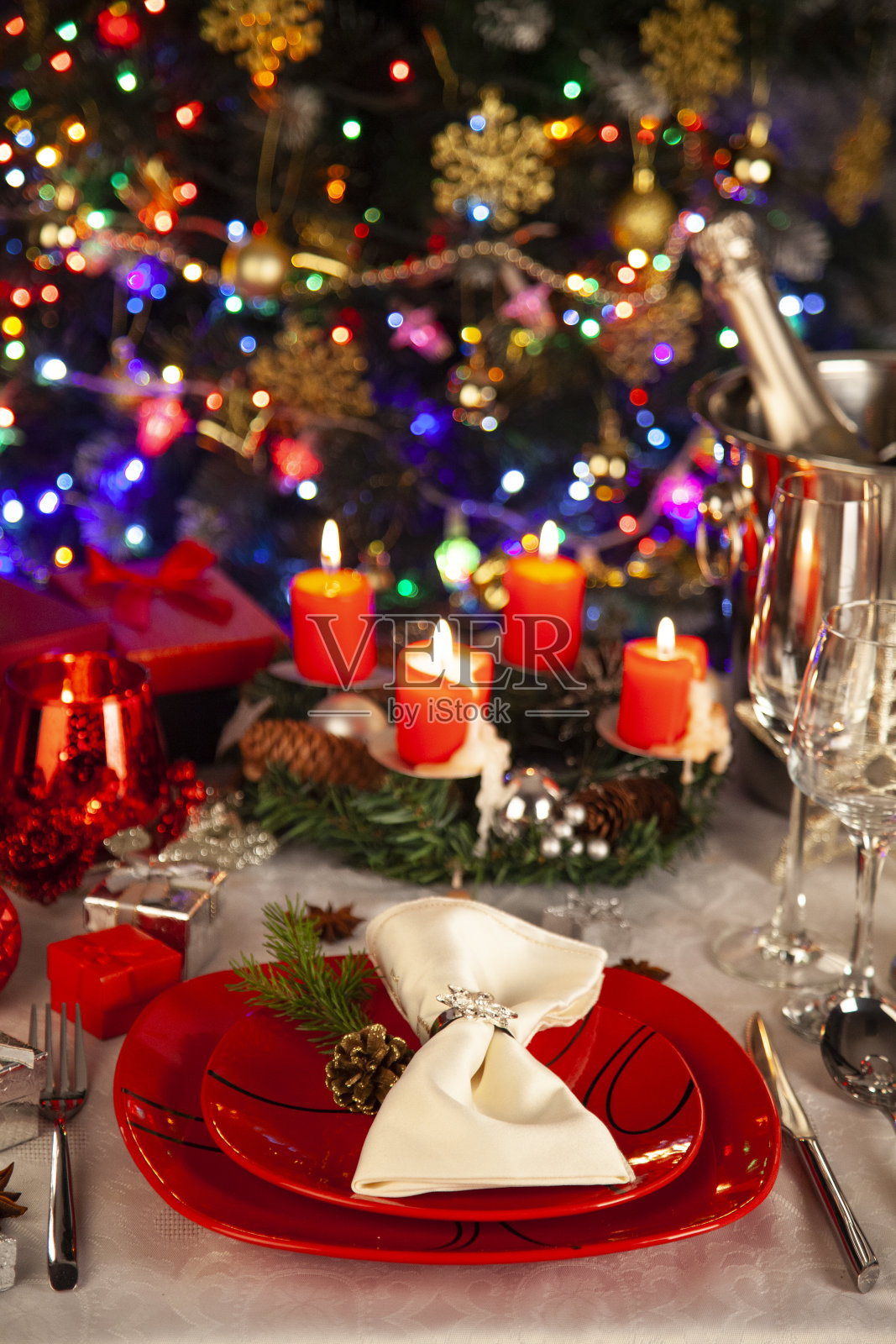优雅圣诞餐桌布置照片摄影图片