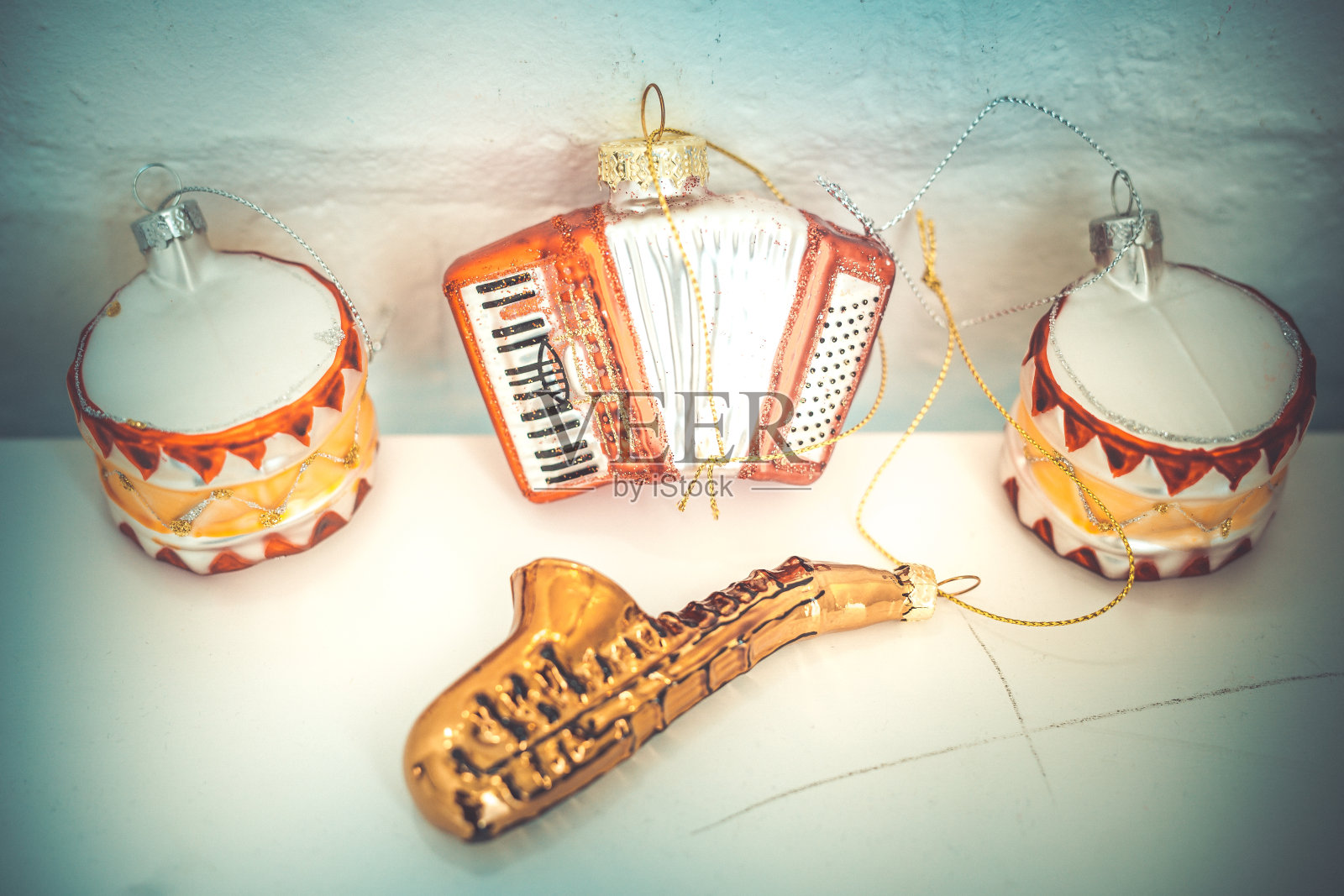 圣诞泡泡，背景是白墙照片摄影图片