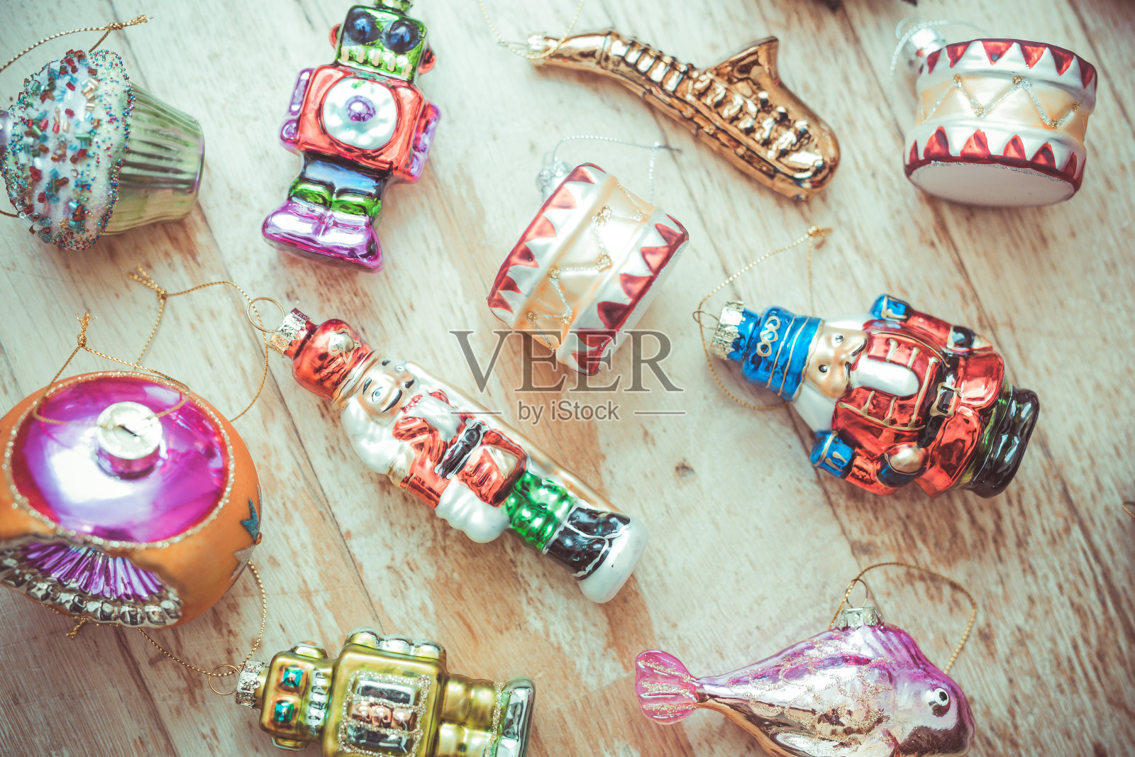 木地板上的圣诞泡泡照片摄影图片