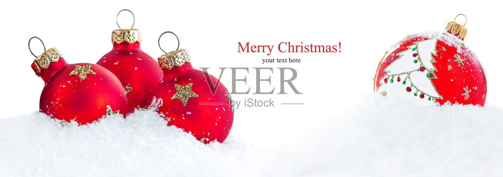 圣诞红球和雪孤立在白色的背景。宽的圣诞贺卡照片摄影图片