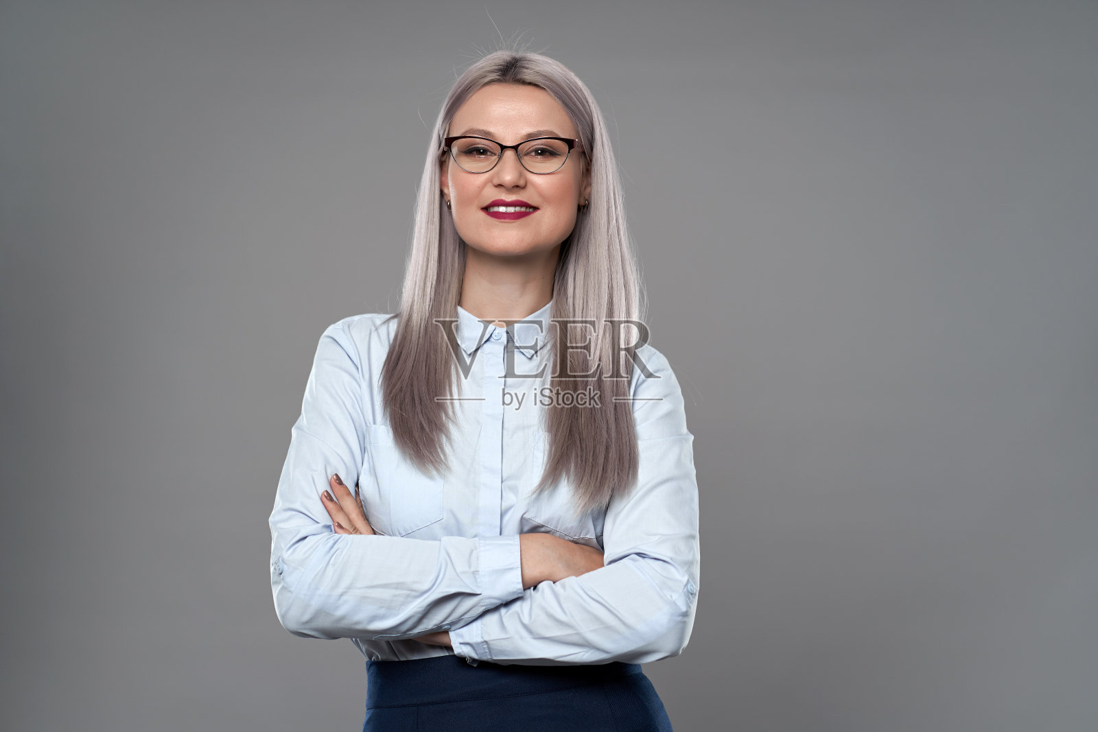 双臂交叉的女商人照片摄影图片