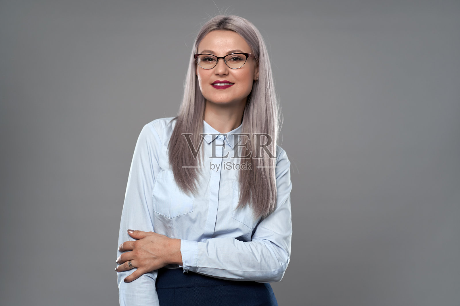 双臂交叉的女商人照片摄影图片