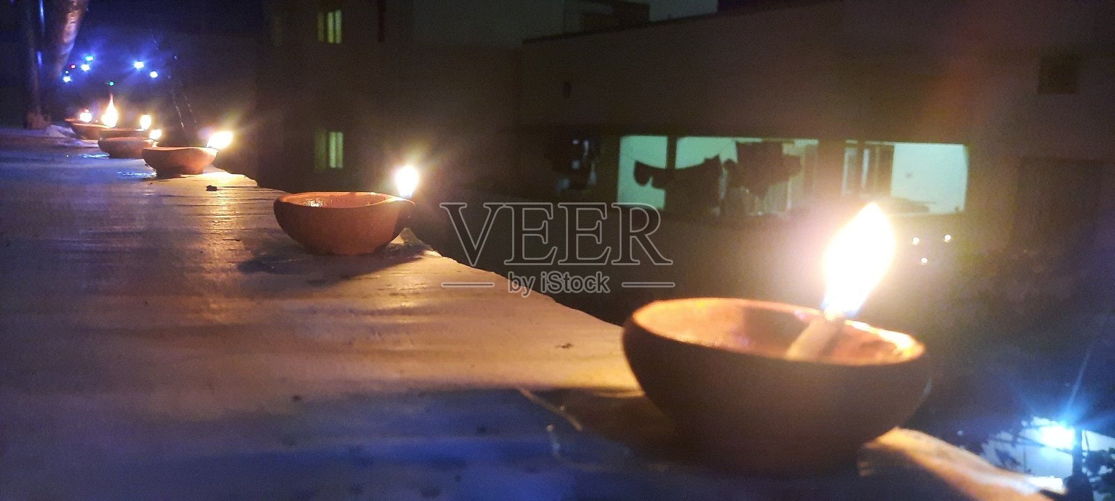 阳台排灯节灯盏串联照片摄影图片