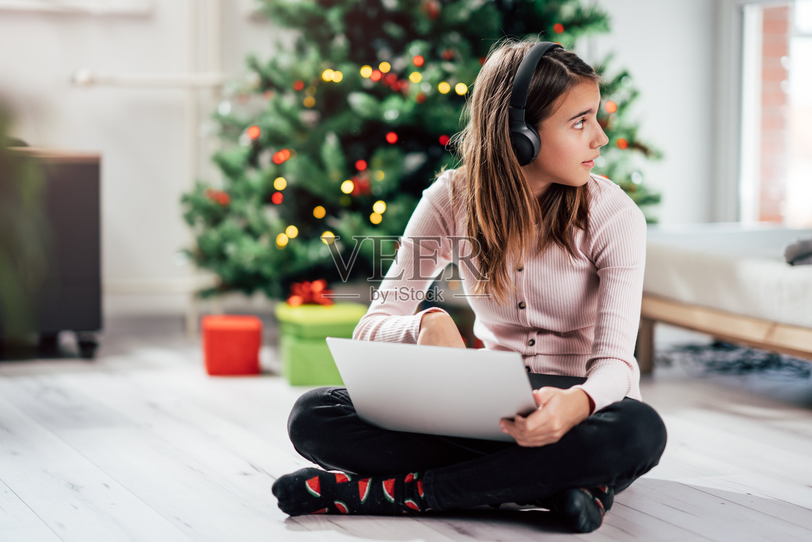 一个美丽快乐的少女在网上购物，挑选圣诞礼物。照片摄影图片