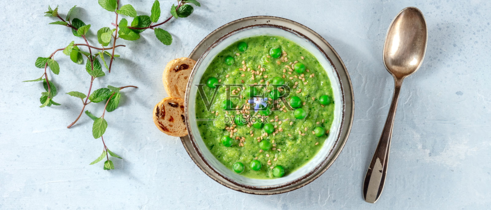 素食汤全景，绿色奶油，吐司和新鲜薄荷照片摄影图片