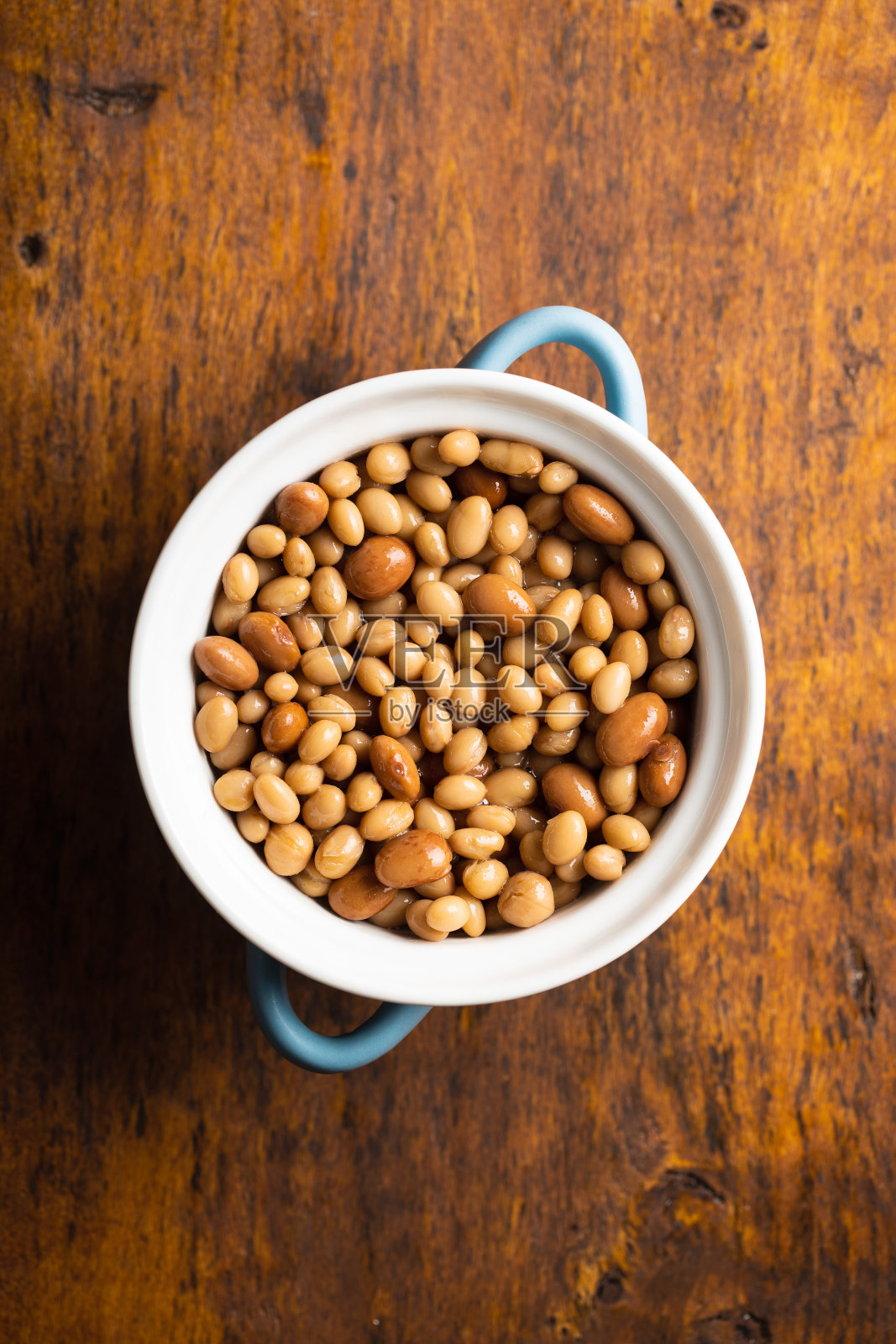 豆荚和鹰嘴豆与沙司混合。照片摄影图片