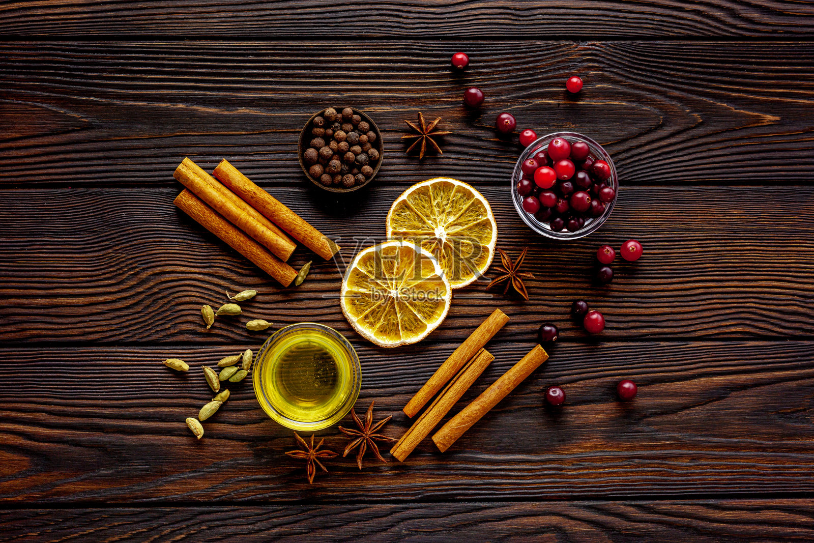 加香料的热葡萄酒。亲爱的,茴香、肉桂照片摄影图片