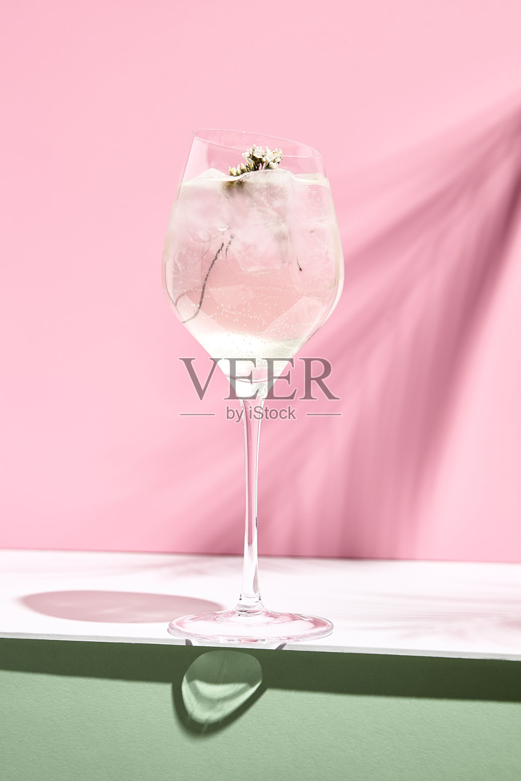 粉红和绿色背景的金汤力鸡尾酒照片摄影图片