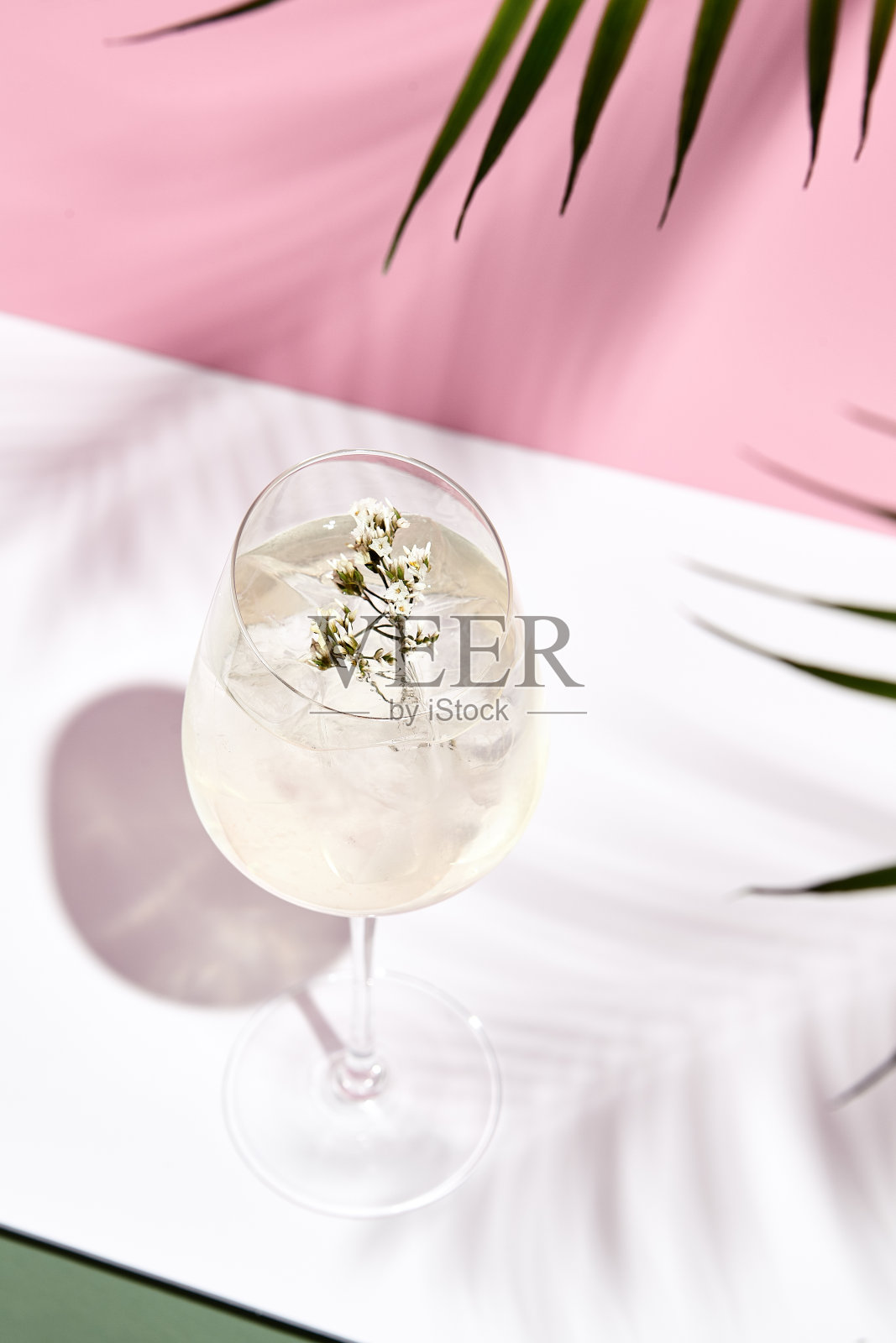 粉红和绿色背景的金汤力鸡尾酒照片摄影图片