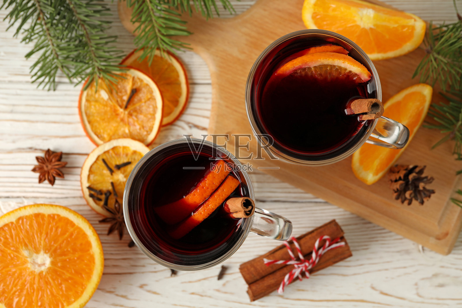 木质背景上的热葡萄酒和配料照片摄影图片