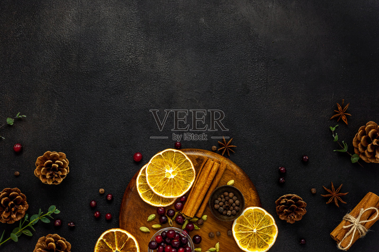 各种香料用于制作热酒。照片摄影图片