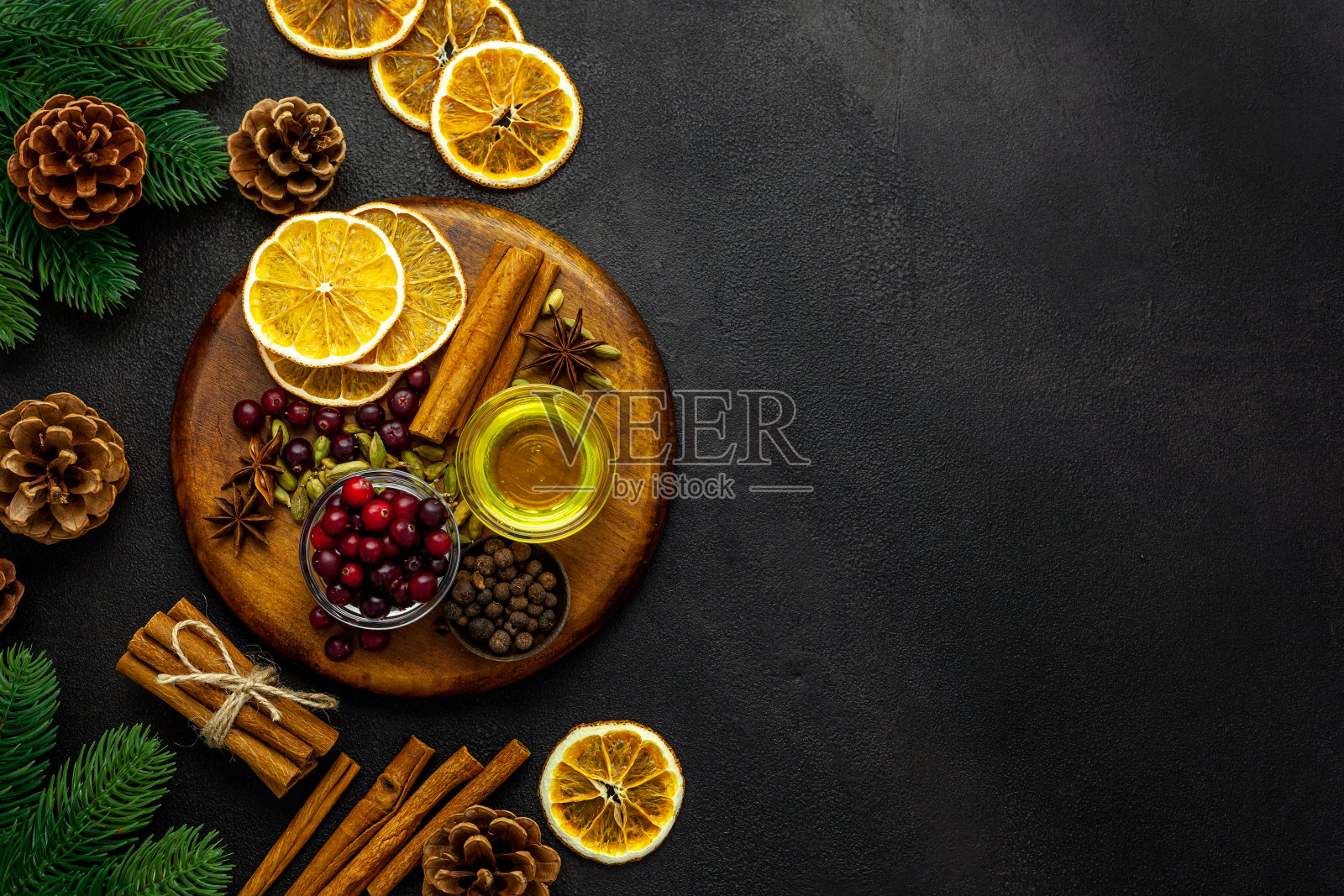 各种香料用于制作热酒。照片摄影图片