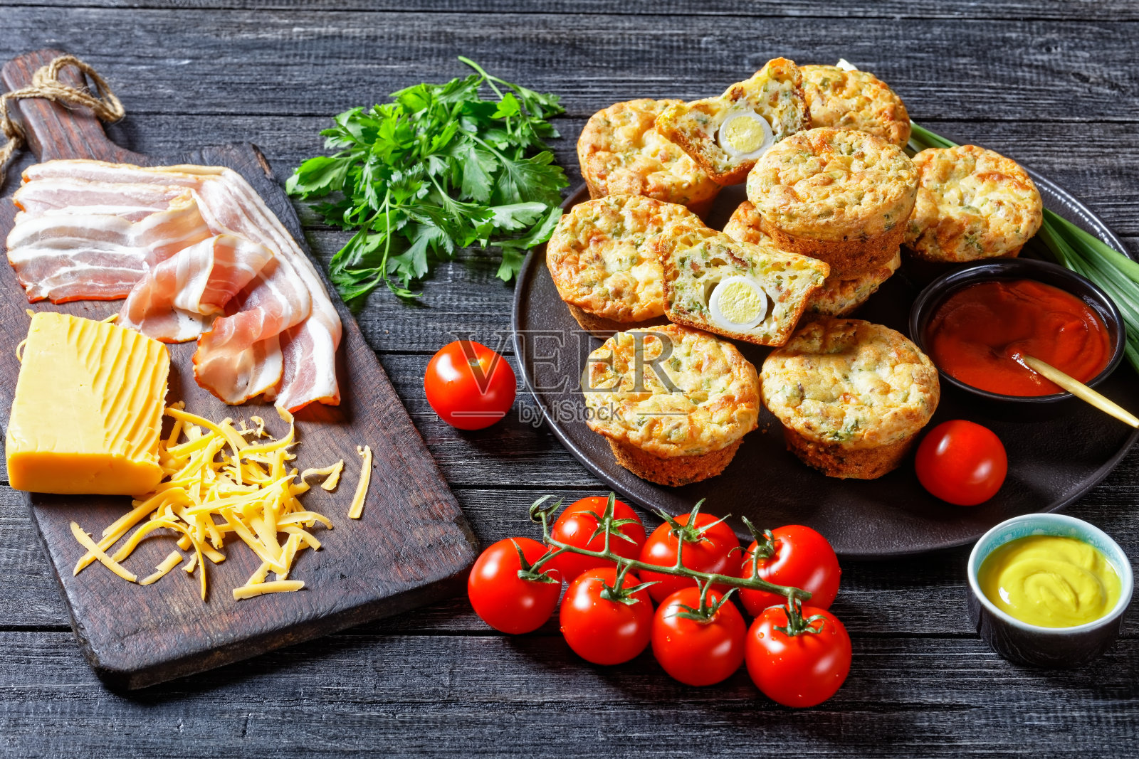 培根，鸡蛋和奶酪早餐松饼照片摄影图片