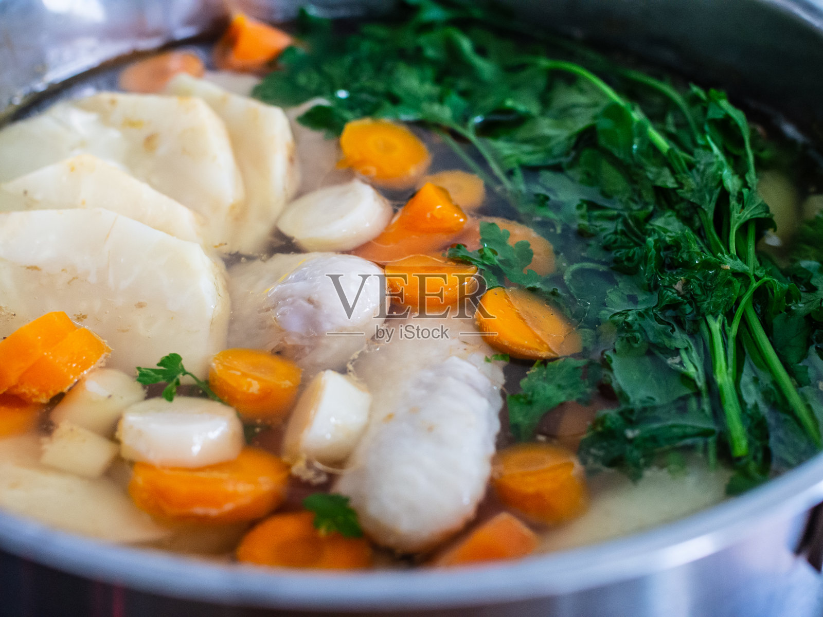 在锅里煮鸡汤照片摄影图片