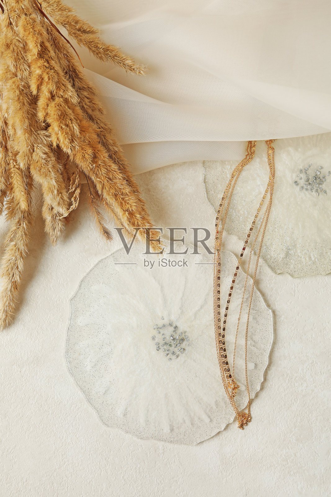 环氧树脂，织物，金色链和野地花在白色的背景照片摄影图片