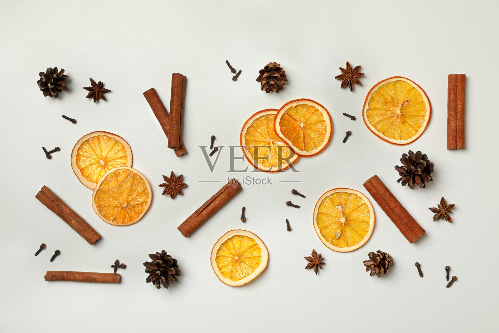 肉桂，橙色切片和蛋卷在白色背景照片摄影图片